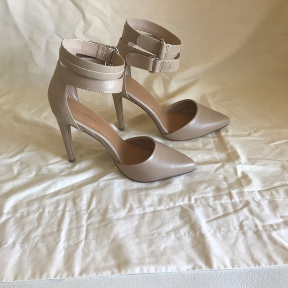 Woman’s shoes - Picture 2 of 3